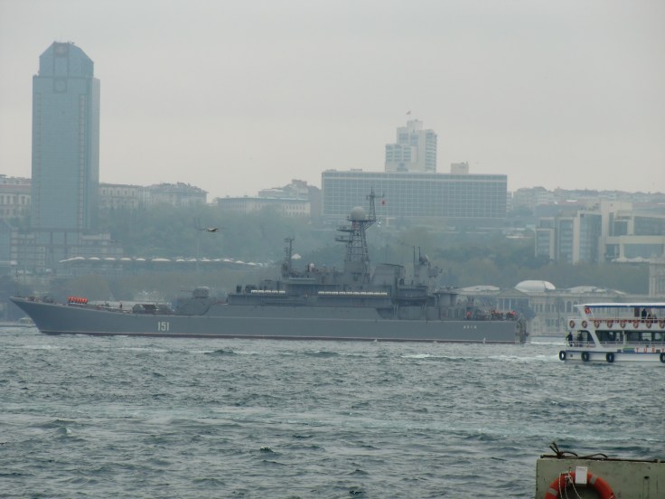 Russian landing Ship Azov passing through the Bosphorus. Photo: Gökalp Kunt.