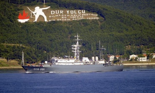 The Russian Vishnya class intelligence gathering ship Priazove passing through the Dardanelles. Photo: http://www.haber7.com/