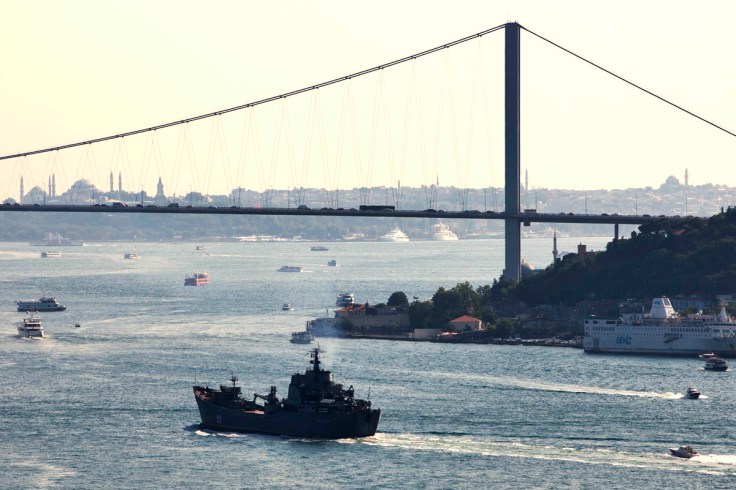 The Alligator class landing ship Nikolay Filchenkov passing through the Bosphorus. Photo: Mr. Kerim Bozkurt. Used with permission.