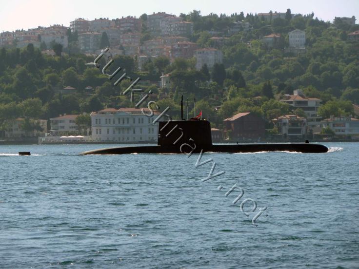 A Turkish Type 209/1400 Preveze/Gür class submarine passing through the Bosphorus 