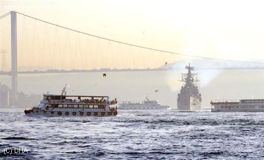Russian Kashinin class destroyer 810 Smetlivy passing through the Bosphuros on 13 September 2013. Photo:   haberler.com
