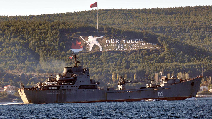 The Russian landing ship passing through Dardanelles . Photo: aksam.com