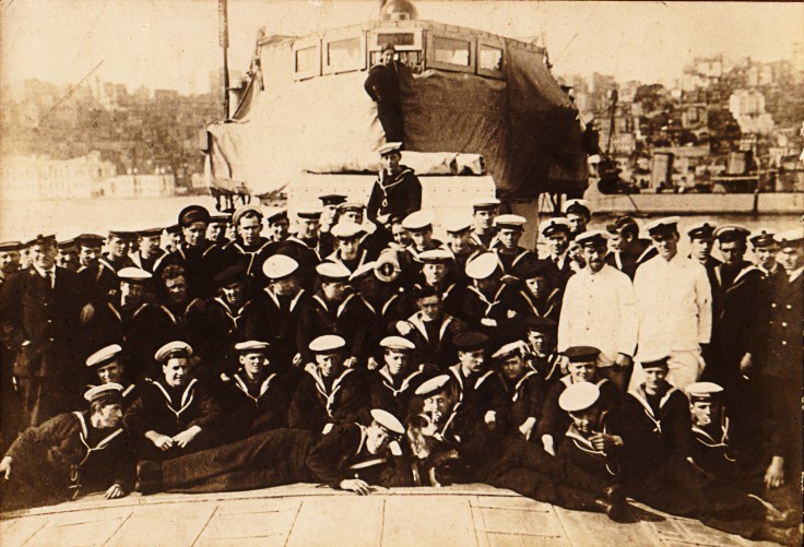 HMS_35_crew
