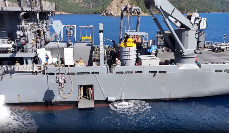The atmospheric diving suit being lowered into the water from the submarine resuce ship TCG Alemdar, during Kurtaran 2024 exercise. Photo: Turkish Naval Forces.
